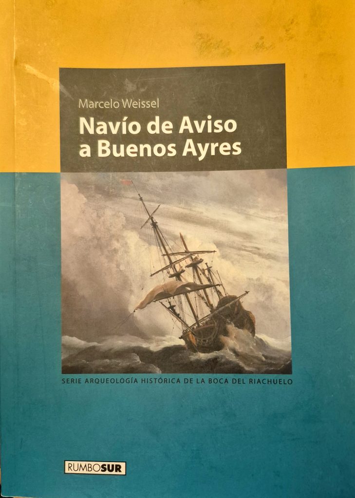 Marcelo Weissel en plena zona de obra, registrando cada capa de tierra como quien lee un libro de siglos. A la derecha, el resultado de años de excavación y archivos: su obra Navío de Aviso a Buenos Ayres.