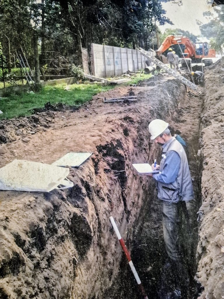 Marcelo Weissel en plena zona de obra, registrando cada capa de tierra como quien lee un libro de siglos. A la derecha, el resultado de años de excavación y archivos: su obra Navío de Aviso a Buenos Ayres.