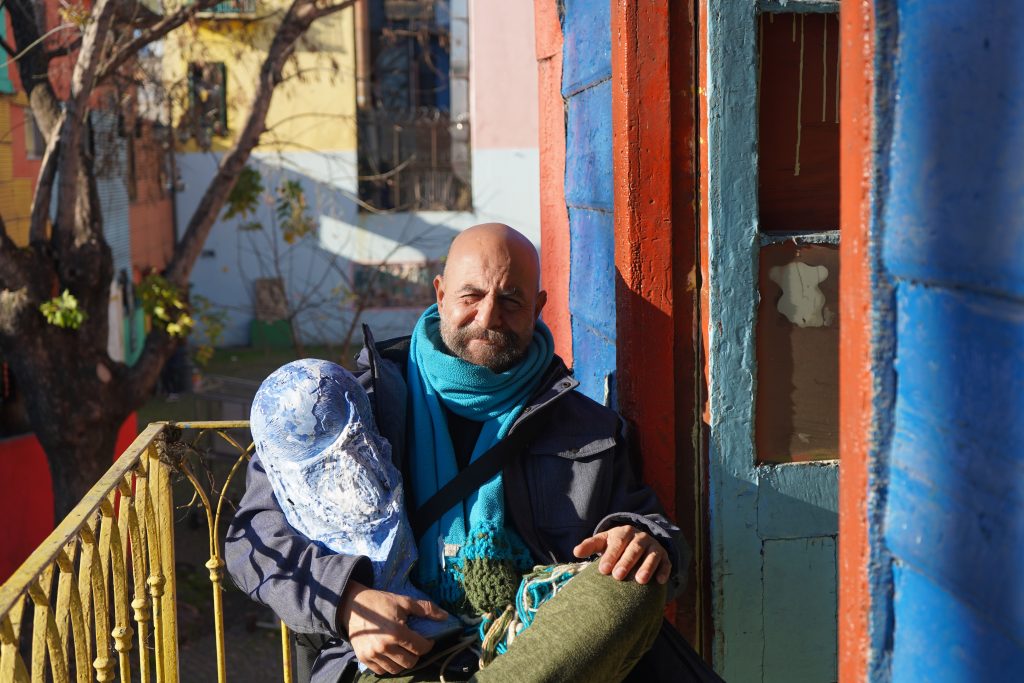 El exabrupto de color en el corazón de La Boca. Segatori fusiona su impronta abstracta contemporánea con las paredes de un auténtico conventillo que respira la historia de Caminito.