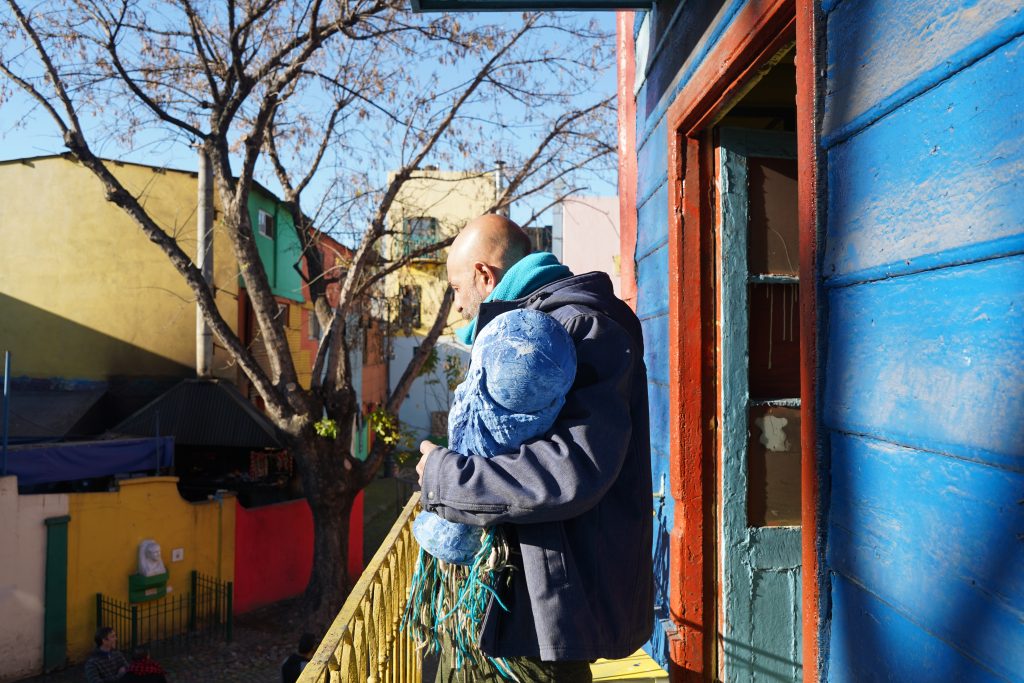 Una mirada hacia Caminito. El artista proyecta "La Boca 5.0" como una galería inmersiva y social, buscando tender puentes y hacer sinergia con los creadores y vecinos de la zona.