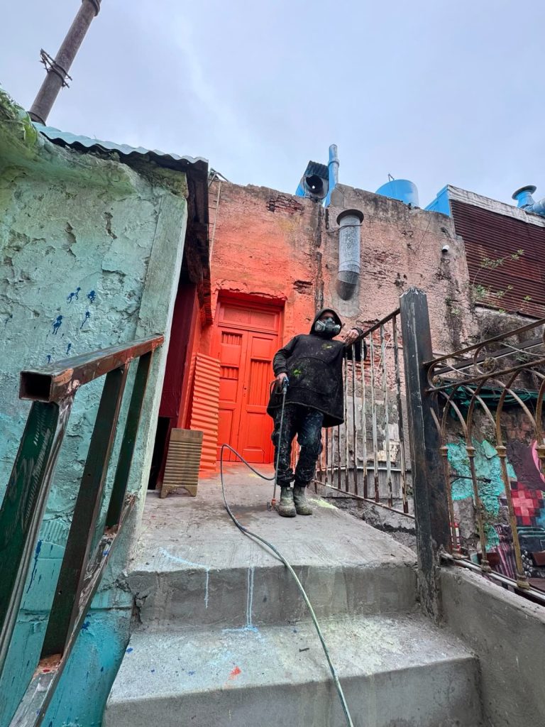 El artista urbano multidisciplinario Alfredo Segatori inaugura su espacio de galería personal Exabrupto de Color, en la icónica Esquina Caminito.