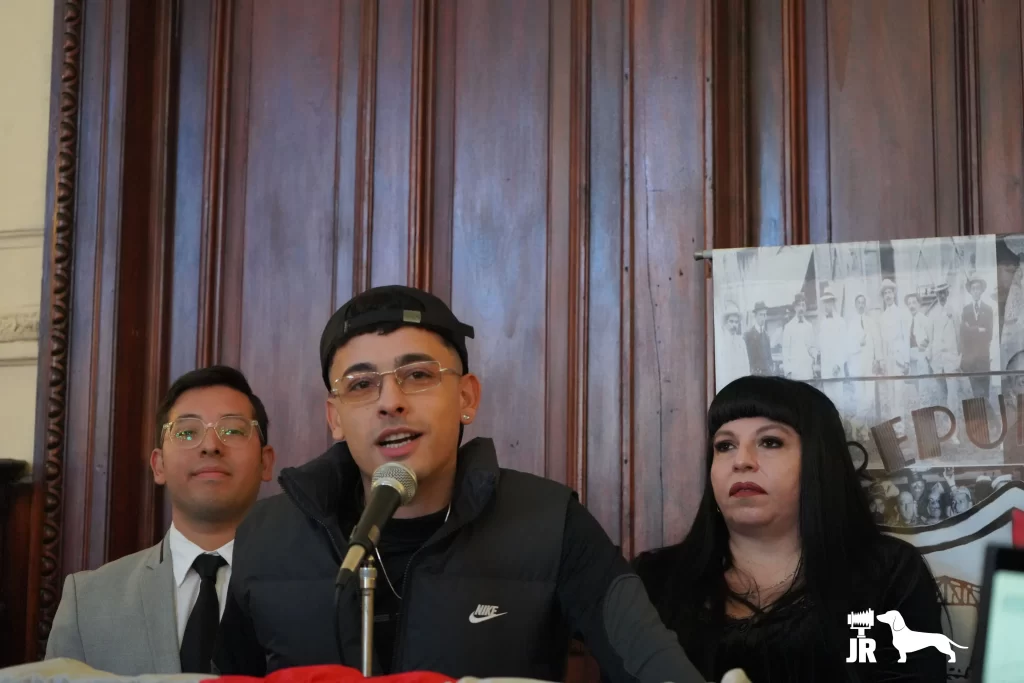 Trueno toma la palabra tras recibir la máxima distinción del barrio.

Ph: Jaqui Ramirez