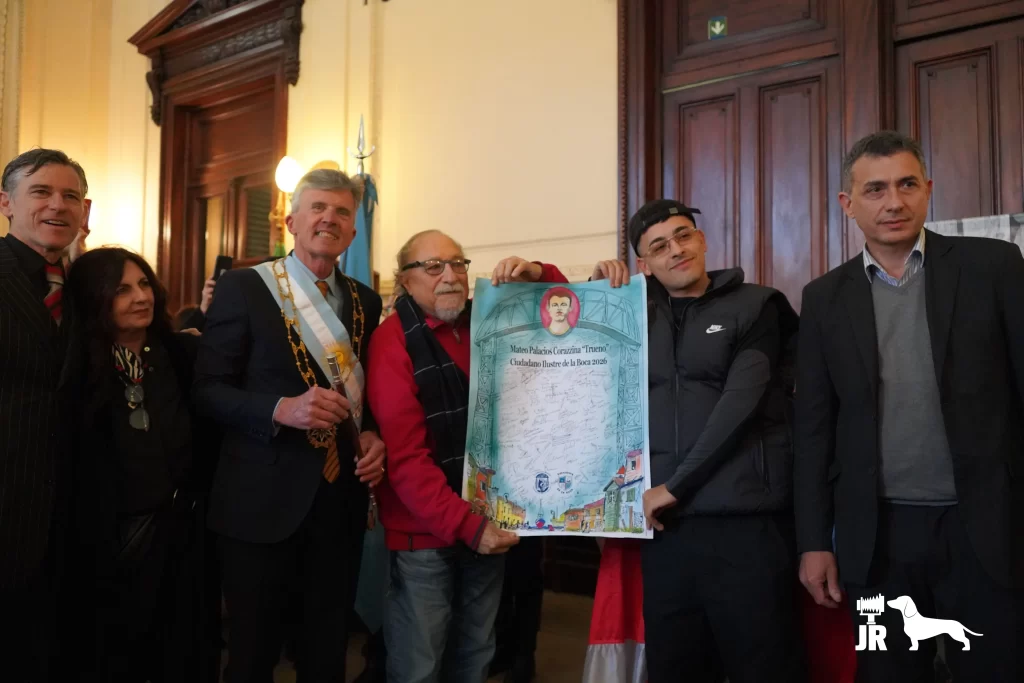 De izquierda a derecha: Pablo Banchero (prosecretario del Museo), Silvana Canziani (vicepresidenta de la Fundación Museo Histórico de La Boca), Pablo Abatangelo (presidente de la Tercera República de La Boca), el artista Omar Gasparini, Mateo "Trueno" Palacios y Martín Scotto (director del Museo Histórico de La Boca y primer ministro de la Tercera República).
Ph: Jaqui Ramirez.